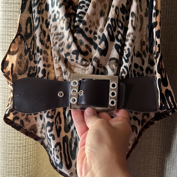 material that looks like leopard blouse and one size. Material stretches - Picture 3 of 3